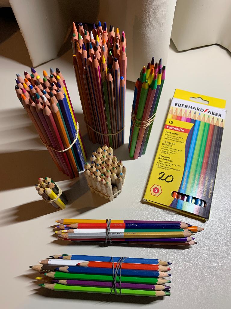 Set kleurpotloden en stiften +/-500st, Hobby en Vrije tijd, Tekenen, Gebruikt, Potlood of Stift, Ophalen of Verzenden
