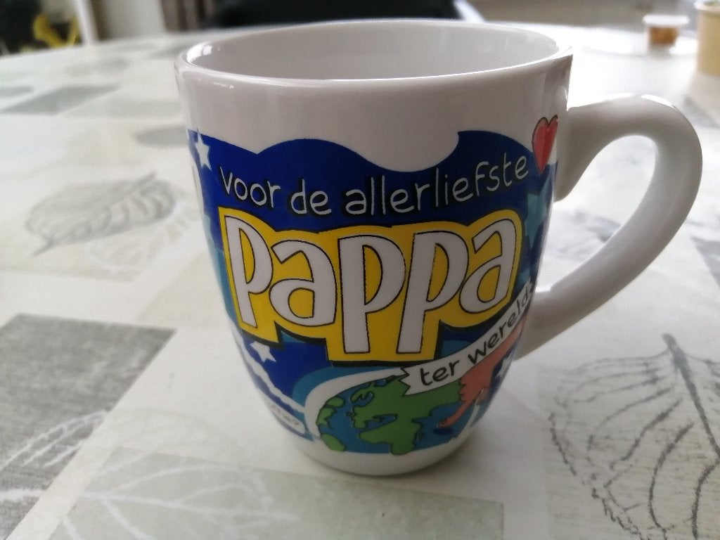 grote mok " VOOR DE ALLERLIEFSTE PAPA " ( NIEUW, Huis en Inrichting, Keuken | Servies, Ophalen of Verzenden, Nieuw, Aardewerk