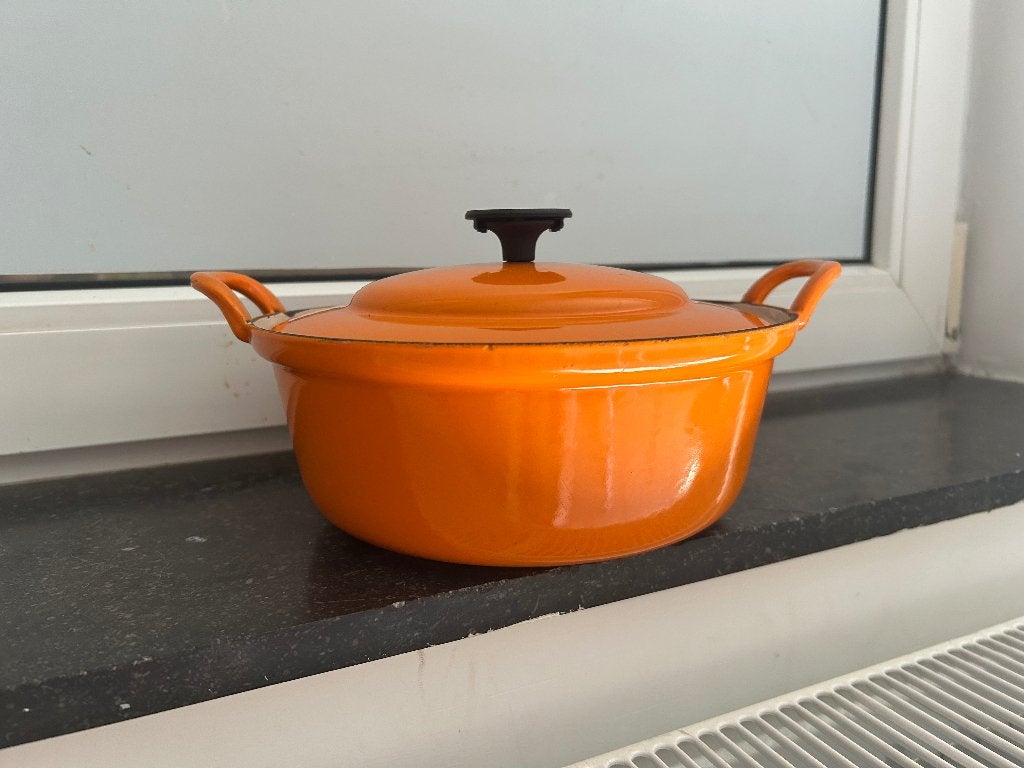 Cocotte Cousances en fonte émaillée orange, Maison & Meubles, Cuisine | Casseroles & Poêles, Le Creuset, Enlèvement, Utilisé, Cocotte