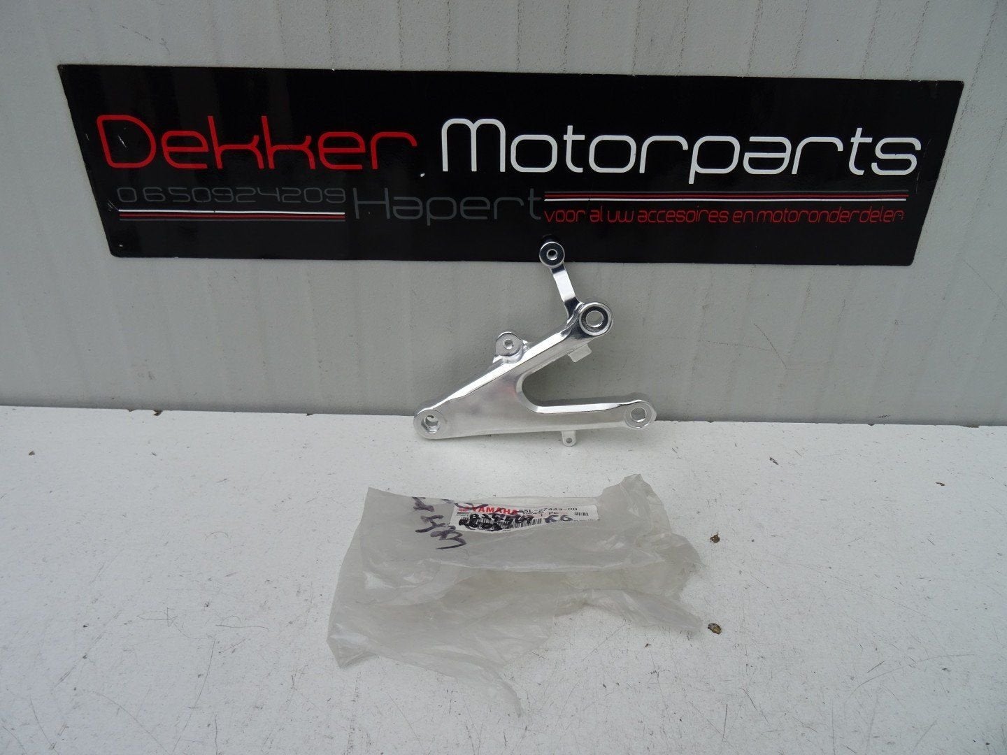 Rechter Schetsplaat / Voetsteun deel Yamaha YZF R6 2003-2005, Neuf, -, -, -