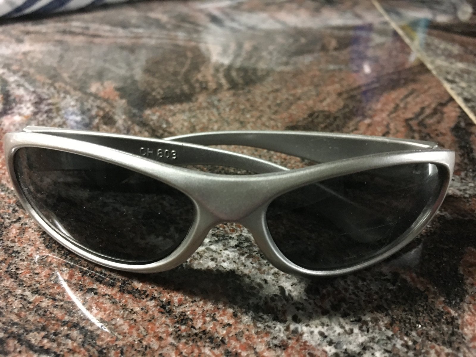Leuk grijs metallic kinder zonnebrilletje UVbestendig NIEUW, Ophalen, Nieuw, Jongen of Meisje