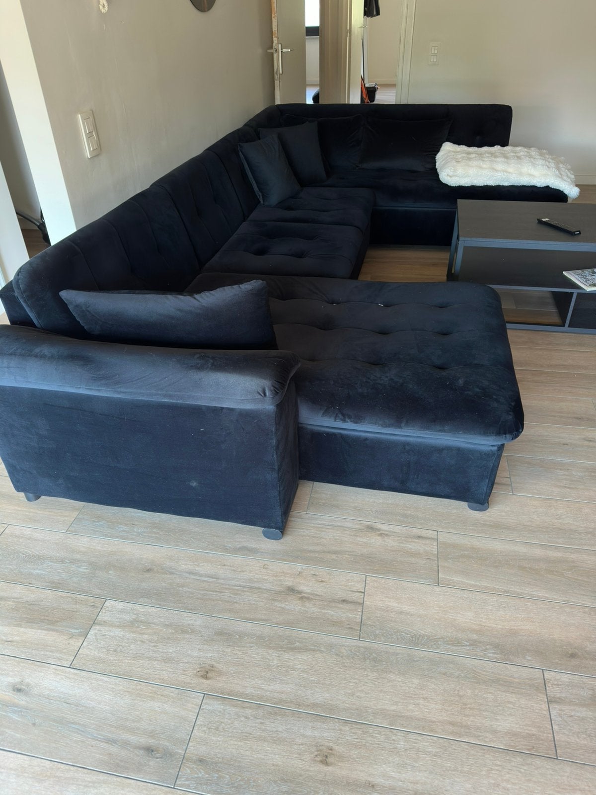 Te kiop een zwarte velvetsofa, Huis en Inrichting, Ophalen, Zo goed als nieuw
