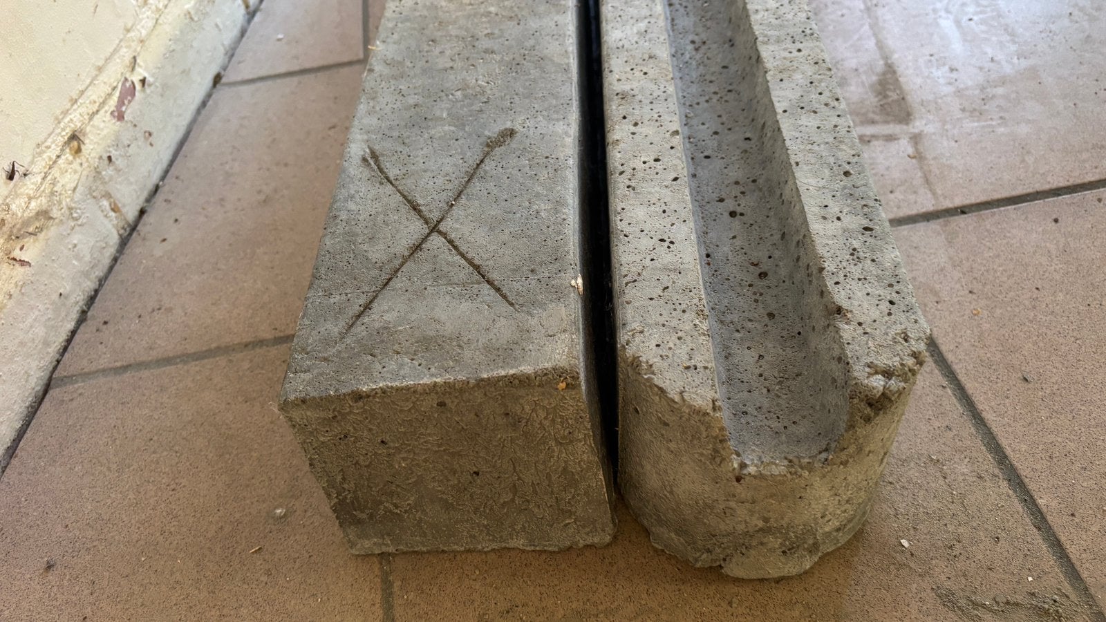 2 nouveaux poteaux en béton de 175 cm (trop commandés), Bricolage & Construction, Enlèvement, Neuf