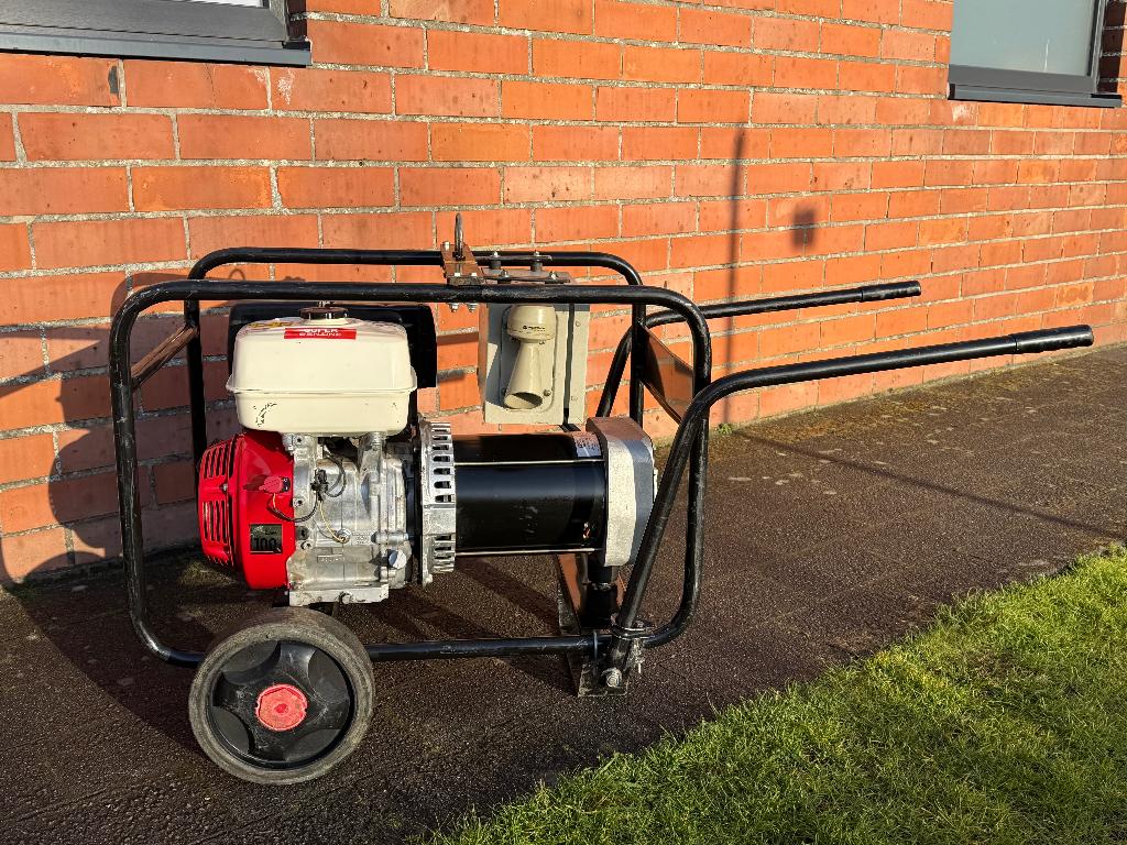 Generator/stroomgroep/aggregaat met isolatie wachter, Ophalen, Zo goed als nieuw, 5 tot 10 kVA, Benzine