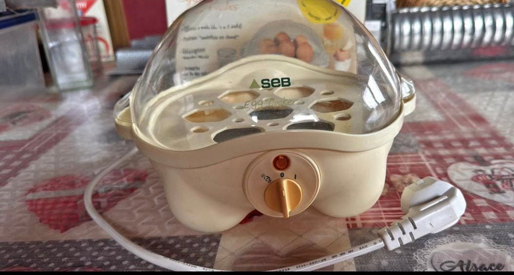 un cuiseur à œufs électrique de marque Seb,