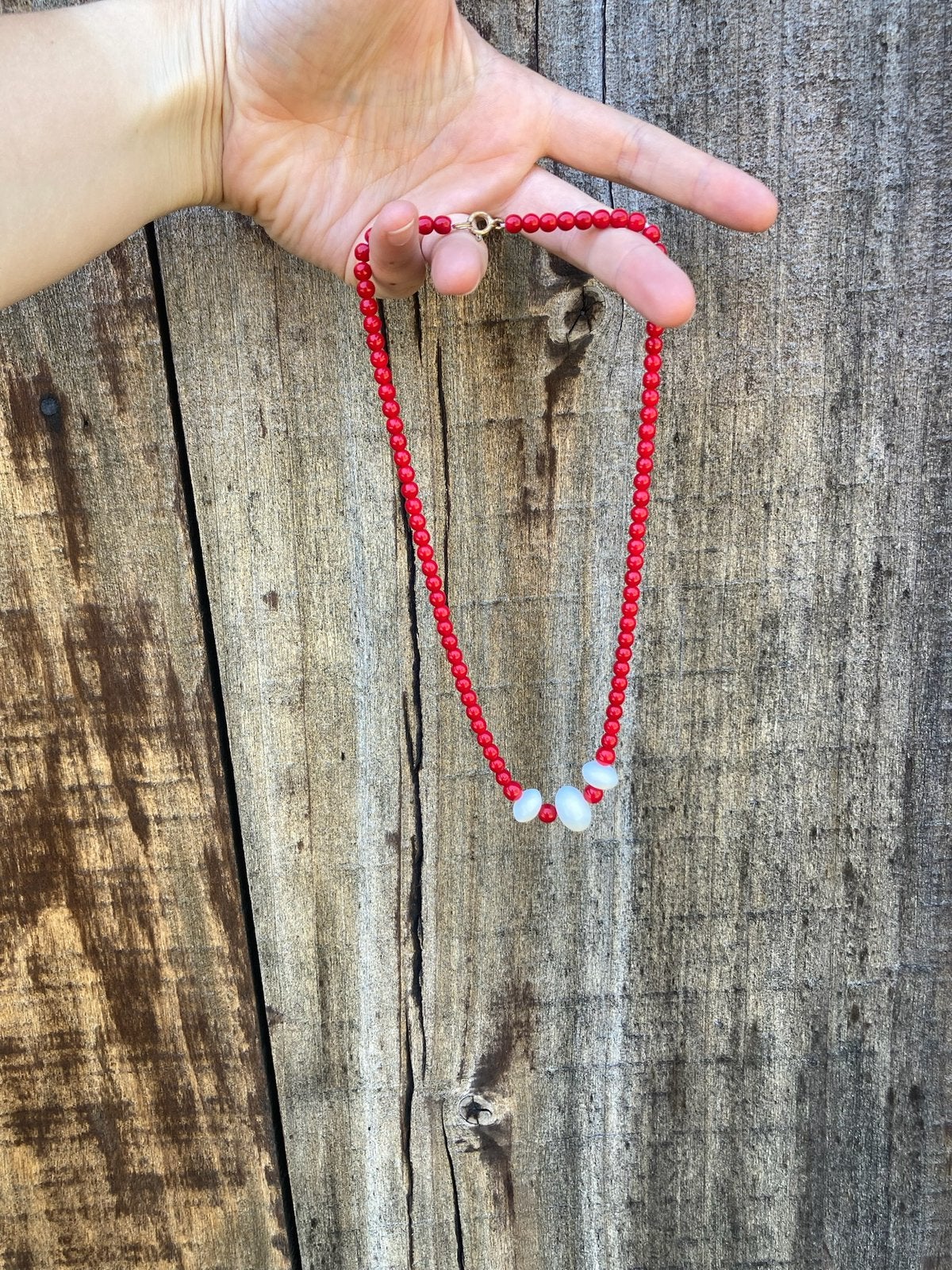 Vintage nieuwe korte rode Halsketting, Handtassen en Accessoires, Kettingen, Ophalen, Nieuw, Rood, Kunststof