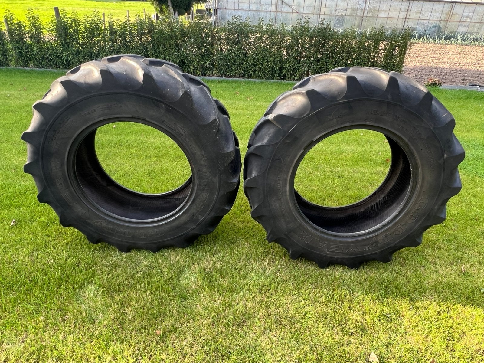 Tractorbanden: goodyear 13,6 r24, Ophalen