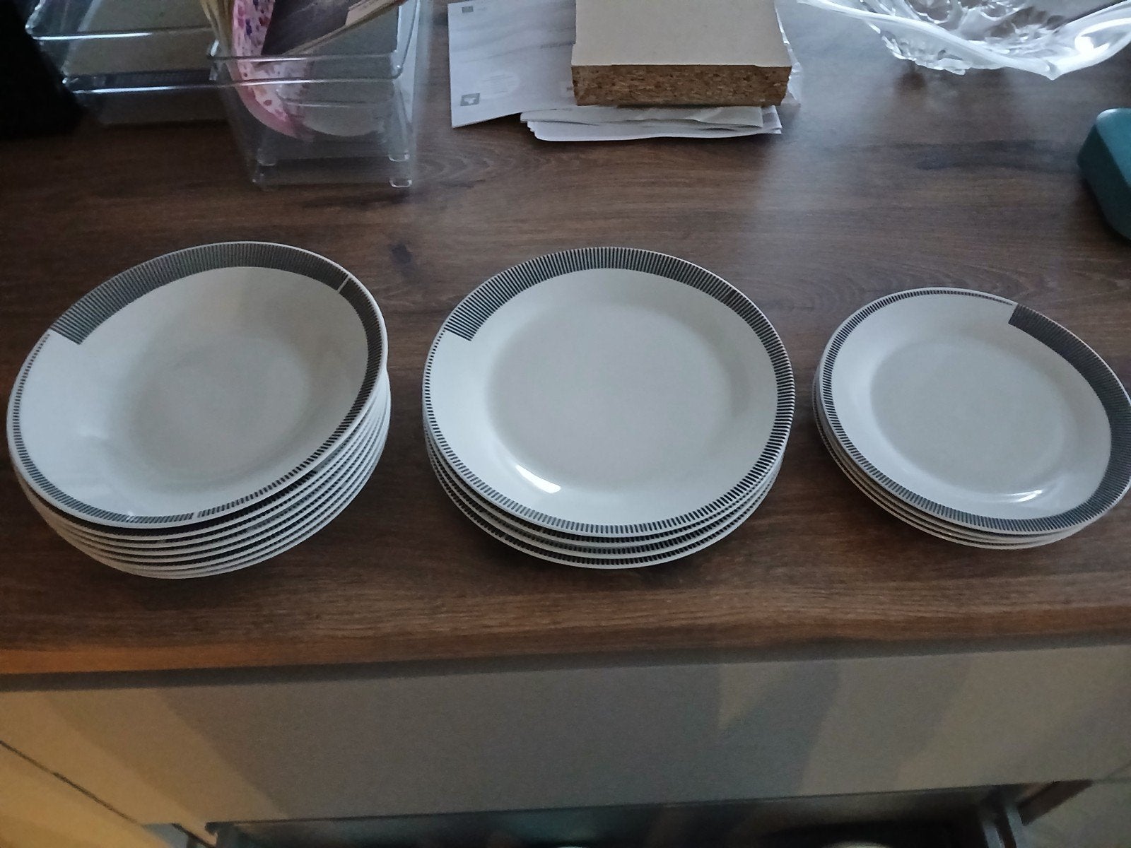 Borden 8diepe, 4 kleine en 4 grote platte. Afhalen in Sint-N, Huis en Inrichting, Ophalen