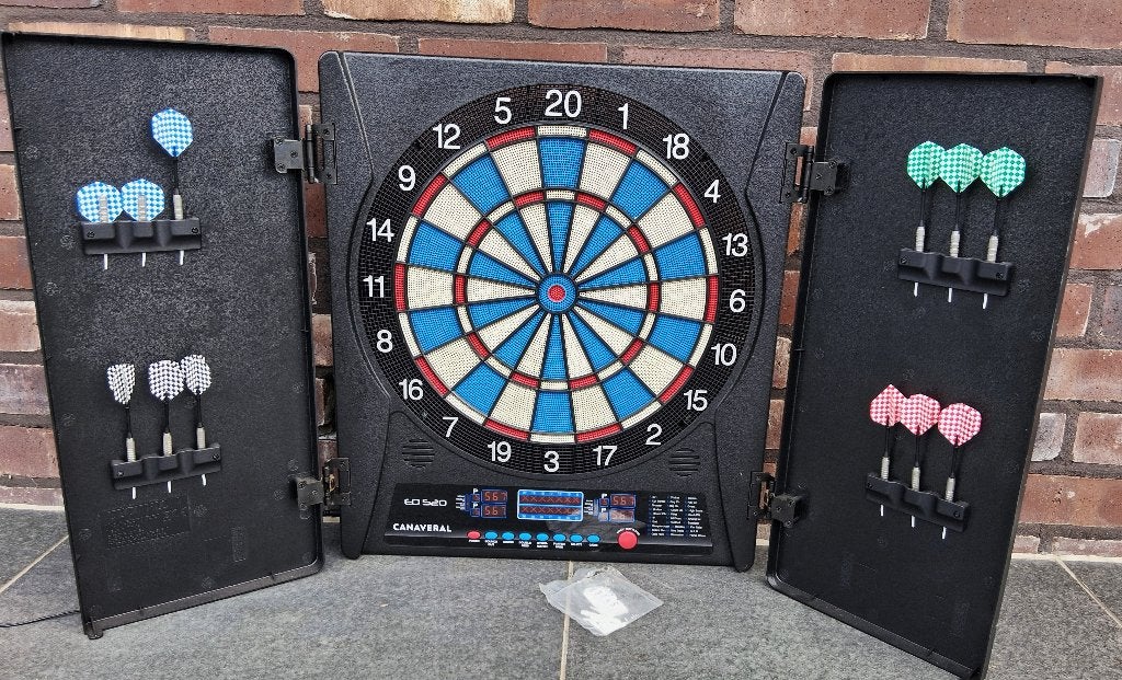 Elektronisch dartbord met plastic punten voor 1tot16 persone, Ophalen of Verzenden, Zo goed als nieuw, Dartbord, Elektronisch