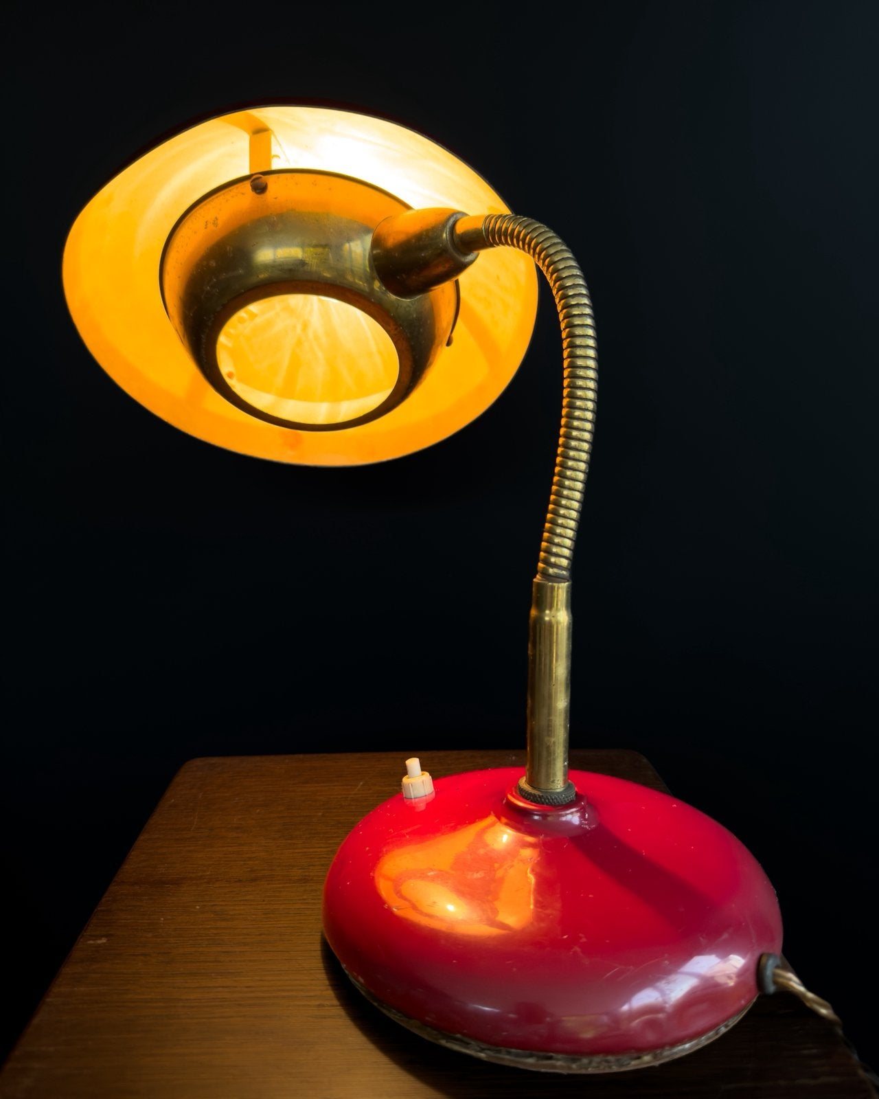 Bijzondere vintage bureaulamp jaren 50/60 – rood & messing, Enlèvement ou Envoi