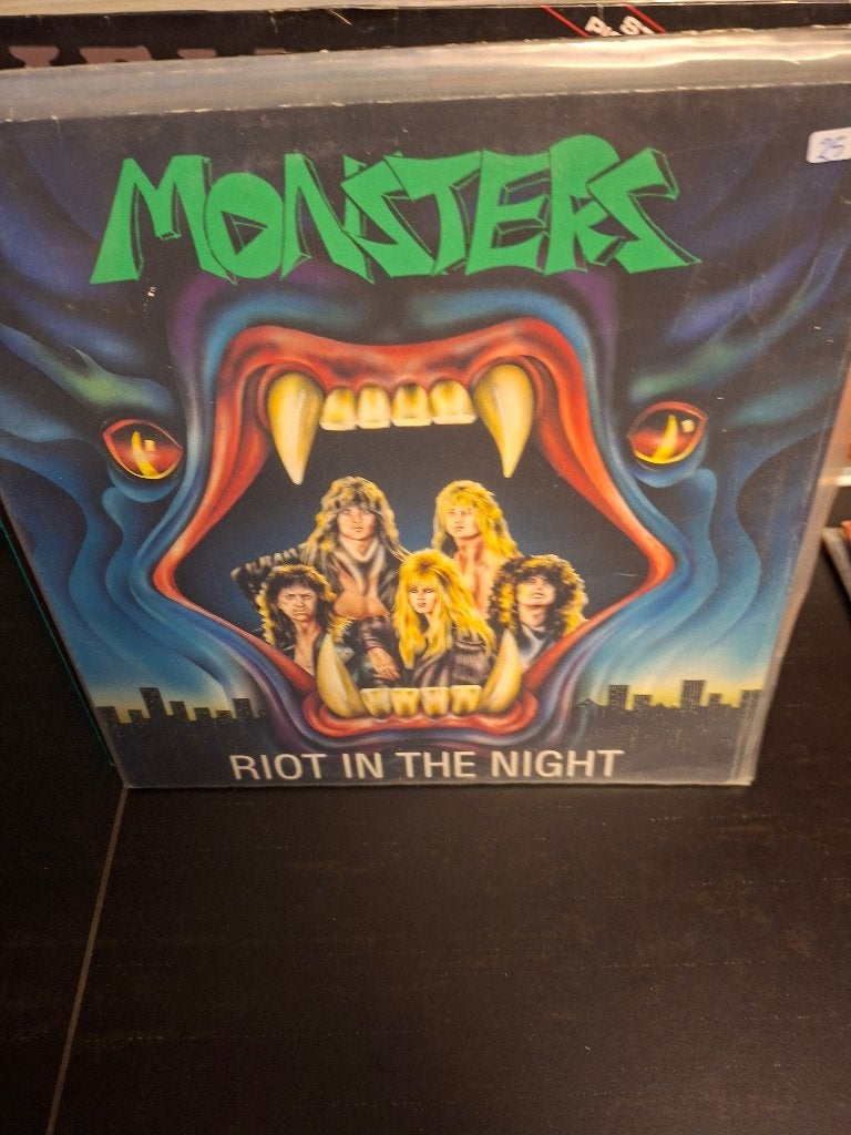 lp - monsters - riot in the night - bak 6, Heavy metal, Enlèvement ou Envoi, Comme neuf, Housse de protection extérieure
