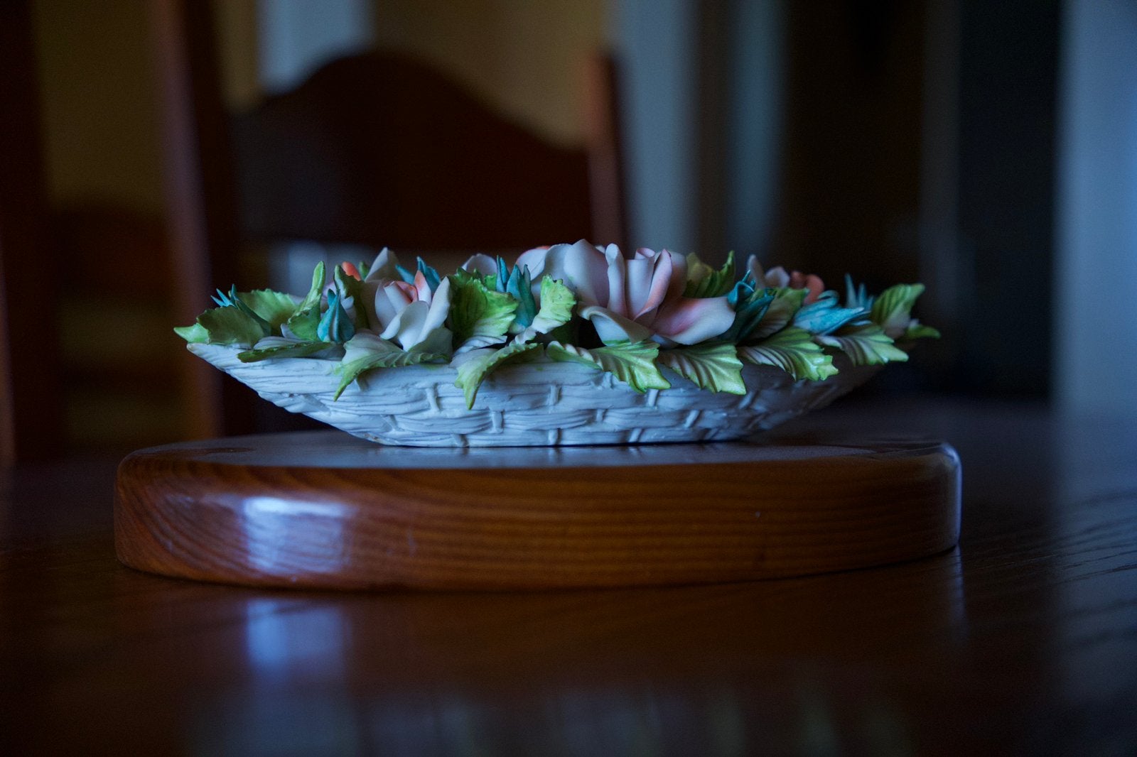 Porseleinen beeldje Capodimonte: centerpiece floral basket, Ophalen