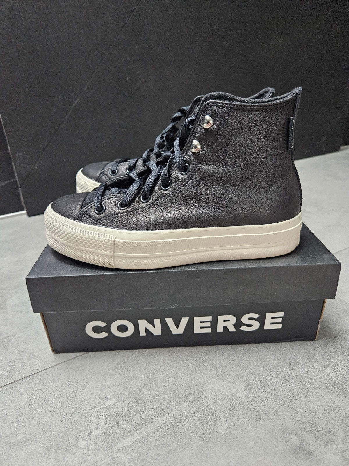 Converse Chuck Taylor all star 39, Enlèvement