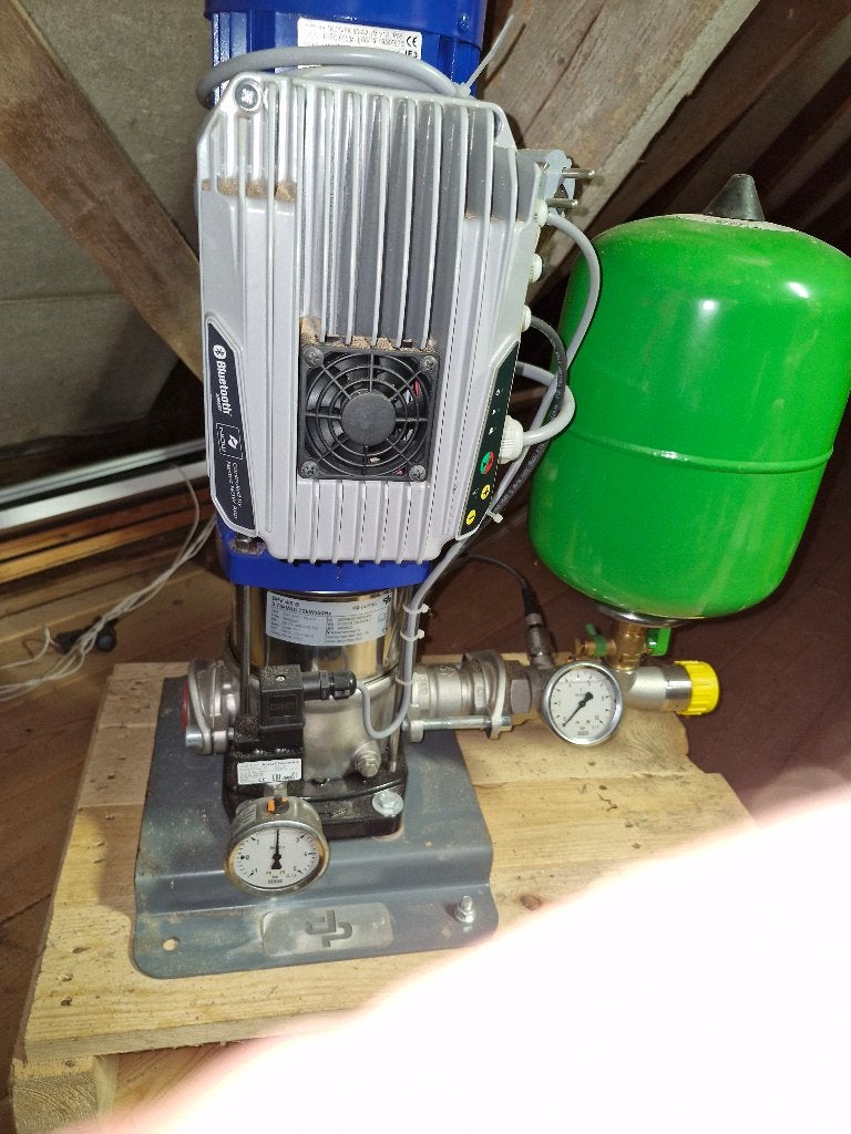 POMP VOOR WATERDRUK VERHOGING IN APPARTEMENTEN, Zakelijke goederen, Machines en Bouw | Pompen en Compressoren, Ophalen