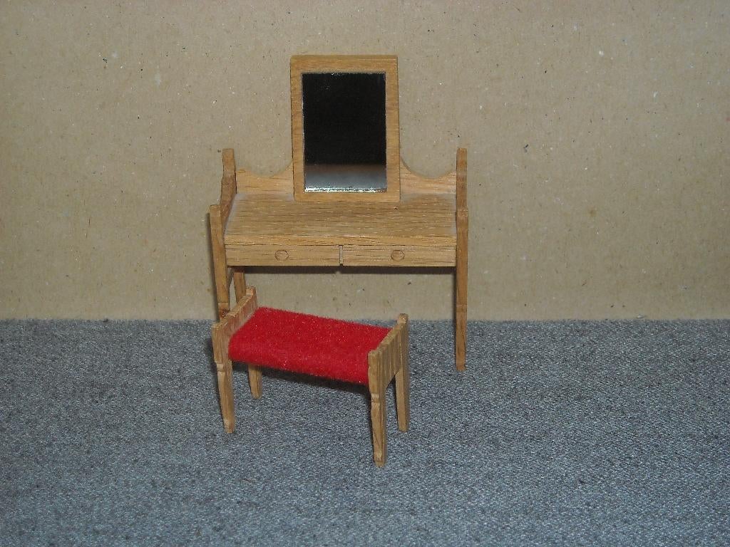 Lisa of Denmark kaptafel met krukje - past in Lundby, Ophalen of Verzenden, Gebruikt