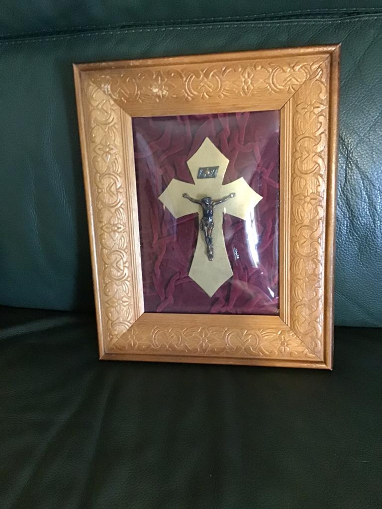 Vintage kruisbeeld achter bol glas stolp, Antiek en Kunst, Antiek | Religieuze voorwerpen, Ophalen of Verzenden
