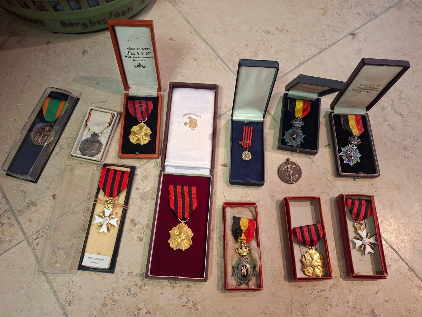 12 Medailles, Verzamelen, Bidprentjes en Rouwkaarten, Ophalen of Verzenden