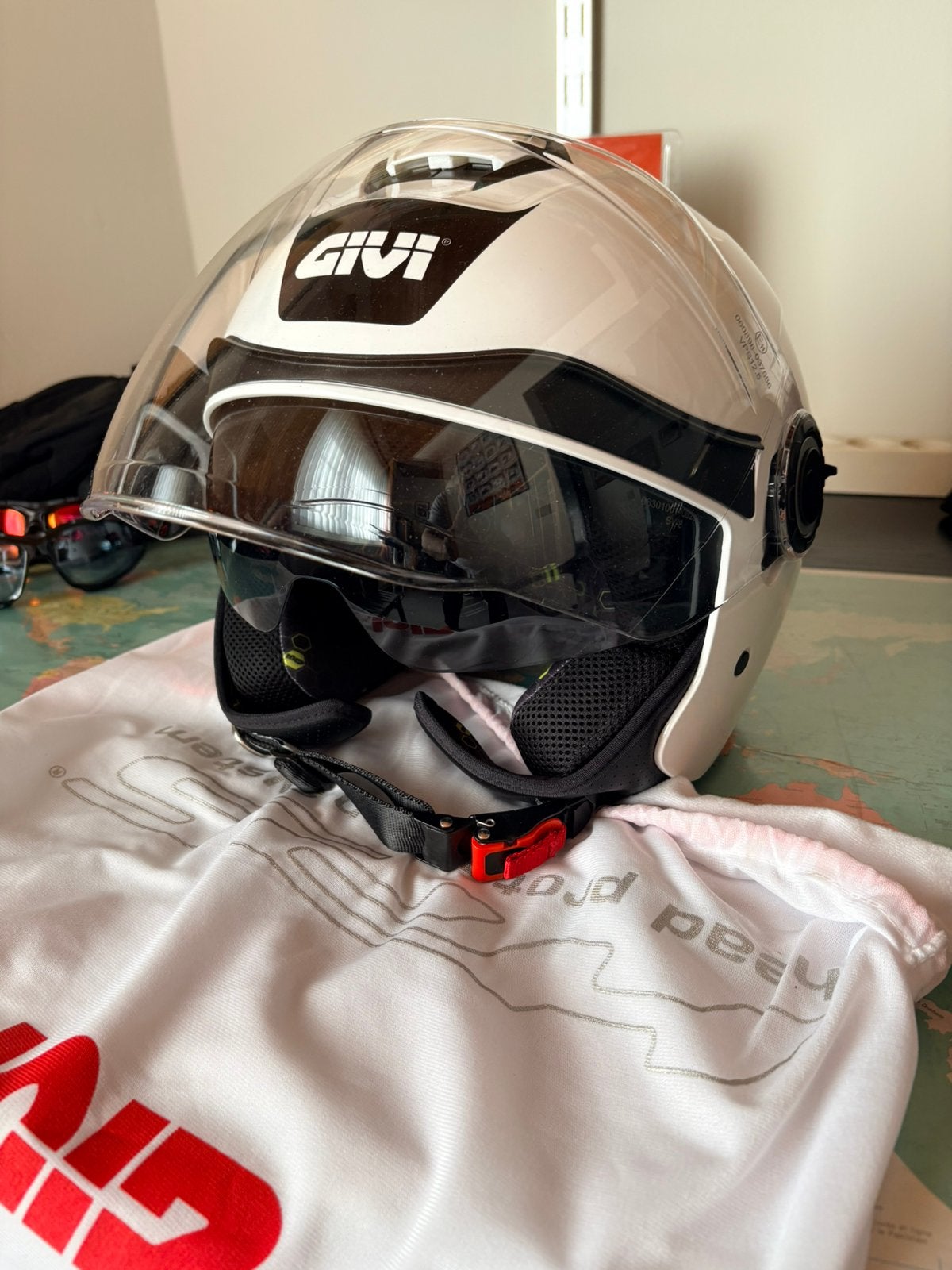 GIVI casque porté 2x, Motos, Autres marques, Autres types, Enlèvement, Neuf, sans ticket