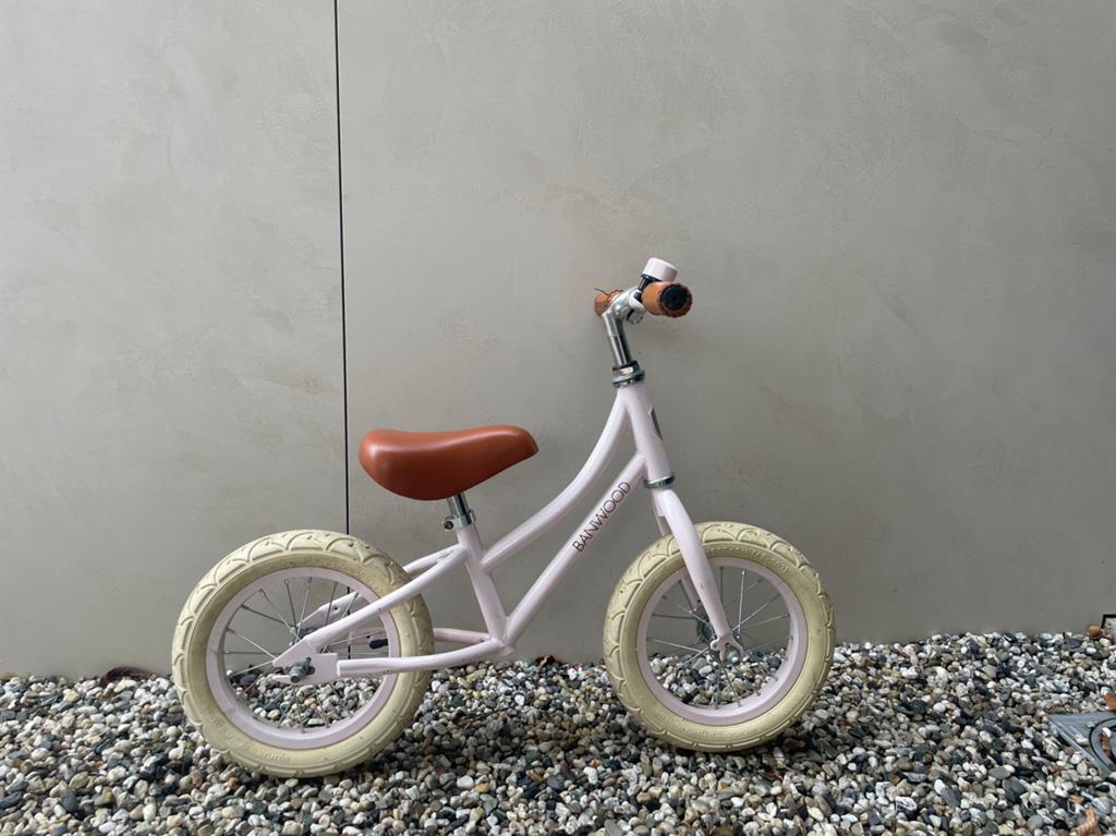 Loopfiets roze banwood, Ophalen, Zo goed als nieuw, Loopfiets