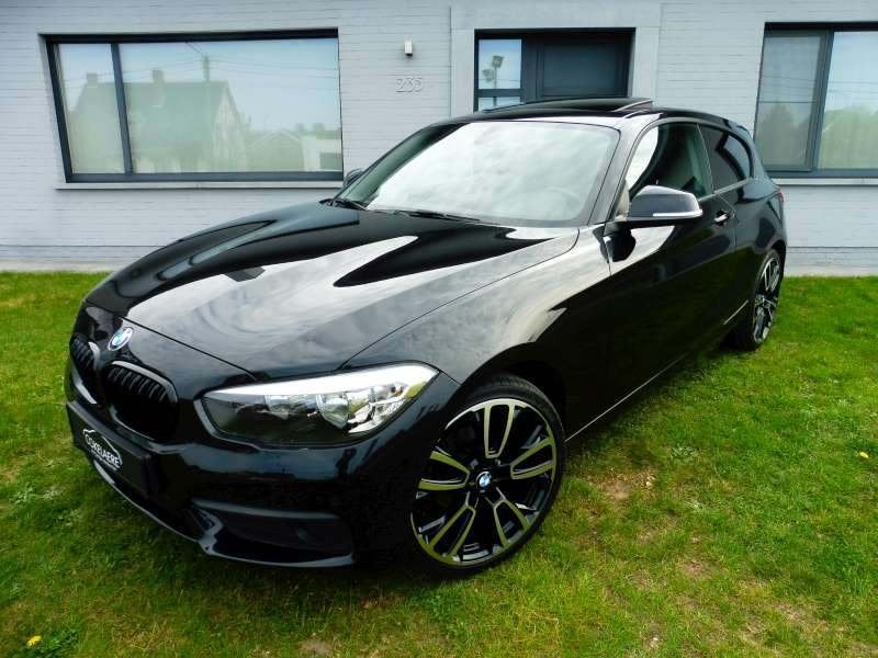 BMW 118i SportHatch HalfLeder/Navi/Schuifdak/PDC/Bluetooth, Auto's, 100 kW, 116 g/km, Leder en Stof, Zwart