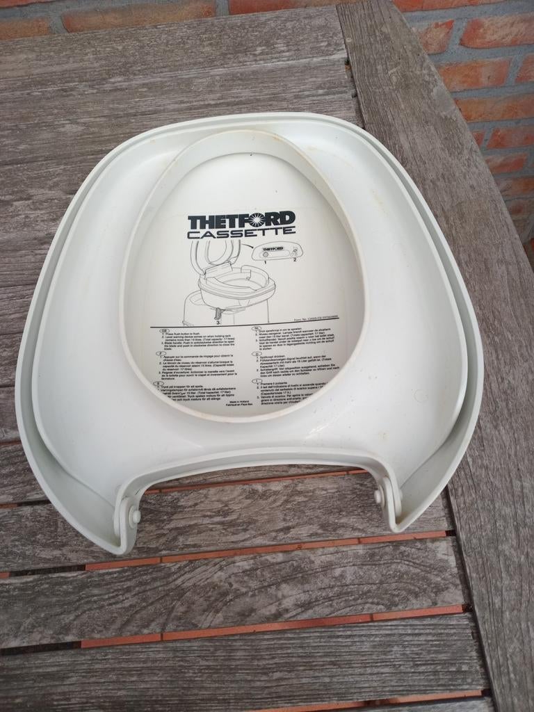 Vervang toiletbril thetford camper of caravan toilet, Ophalen