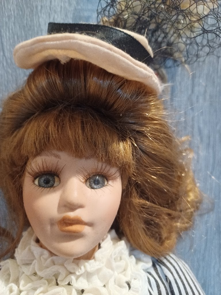 Ancienne poupée musicale en porcelaine , avec le support, Enlèvement ou Envoi