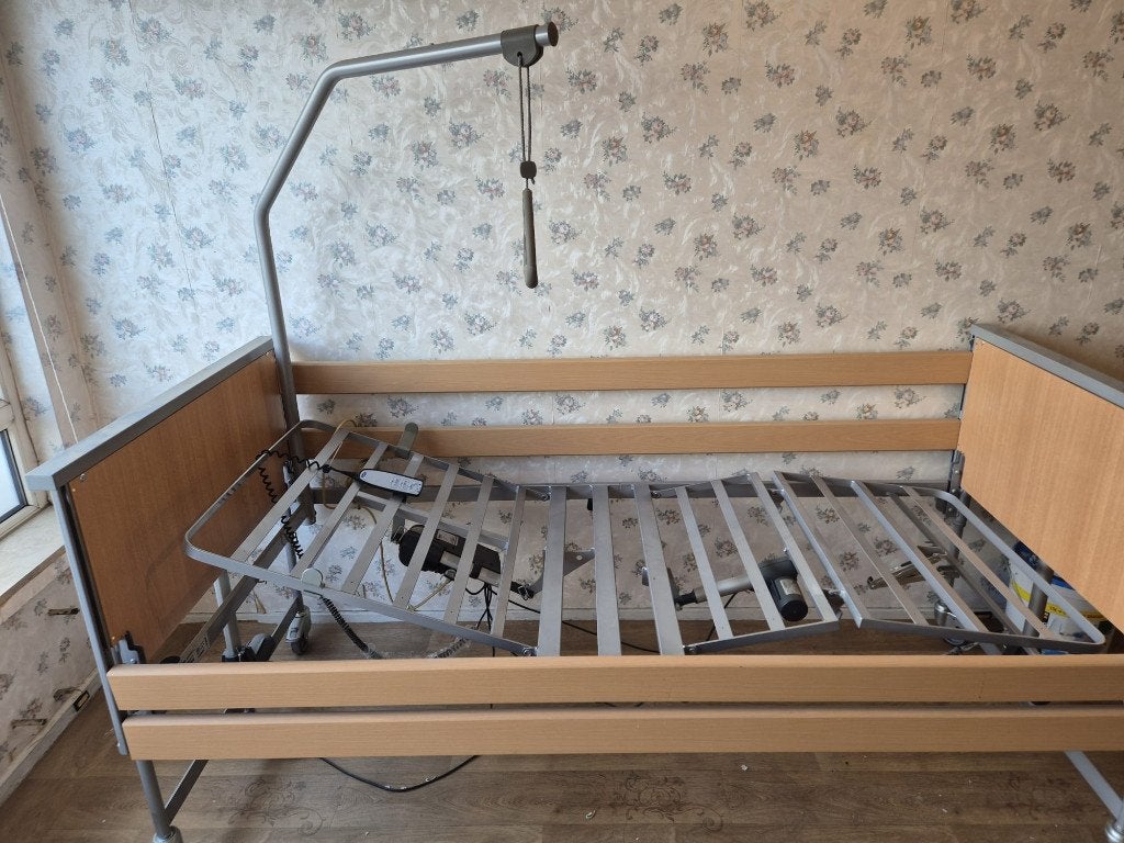 UN LIT MEDICALISE, Brun, Enlèvement, Bois, Une personne