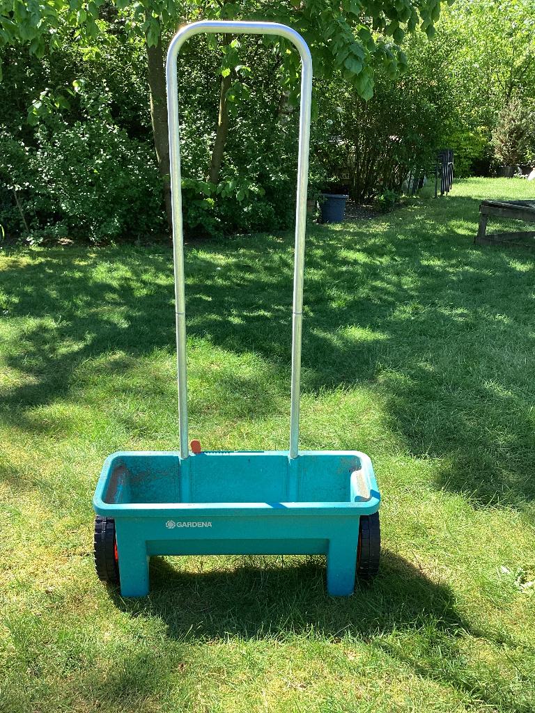 Gratis af te halen: Strooiwagen Gardena, Tuin en Terras, Ophalen, Mest