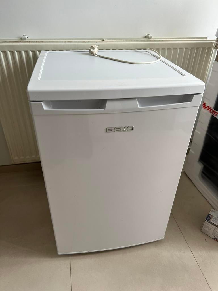 Beko koelkast met kleine diepvries, Elektronische apparatuur, Koelkasten en IJskasten, Ophalen, Zo goed als nieuw