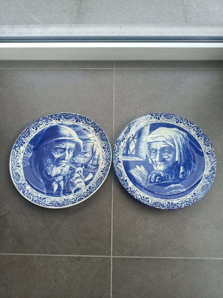 Borden delft oude visserman en vrouw, Antiek en Kunst, Antiek | Keramiek en Aardewerk, Ophalen