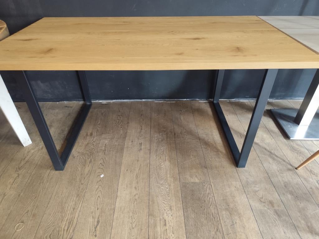 Tafel met ijzeren onderstel., Ophalen