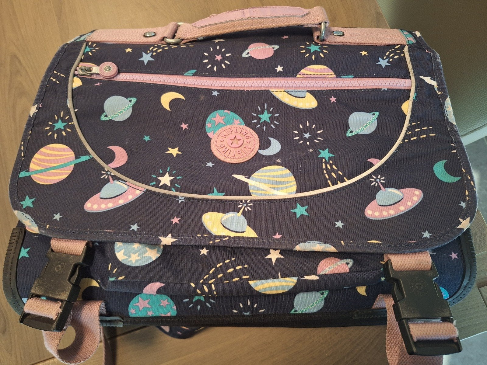 Kipling boekentas, Ophalen