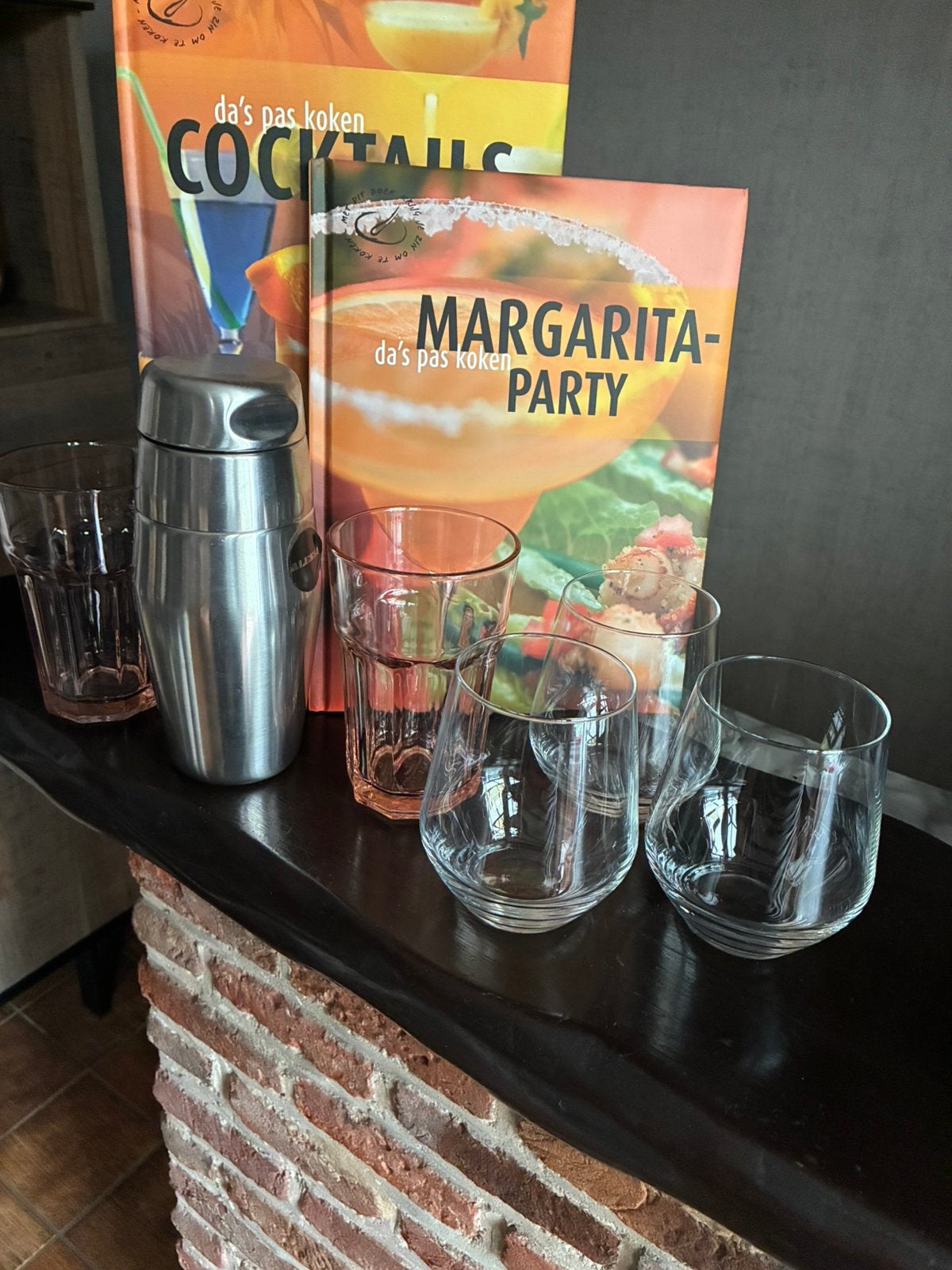 Cocktail set, Enlèvement