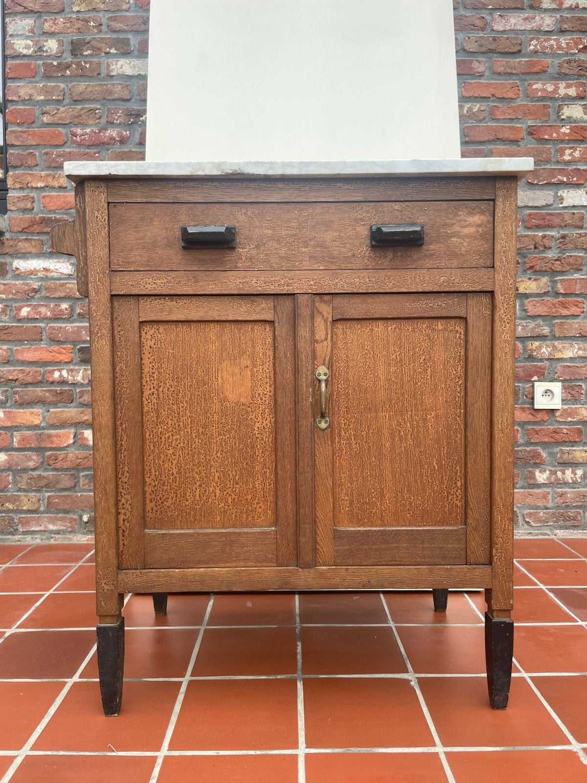 Antieke houten kastje met schuif en marmeren blad, Ophalen, Zo goed als nieuw
