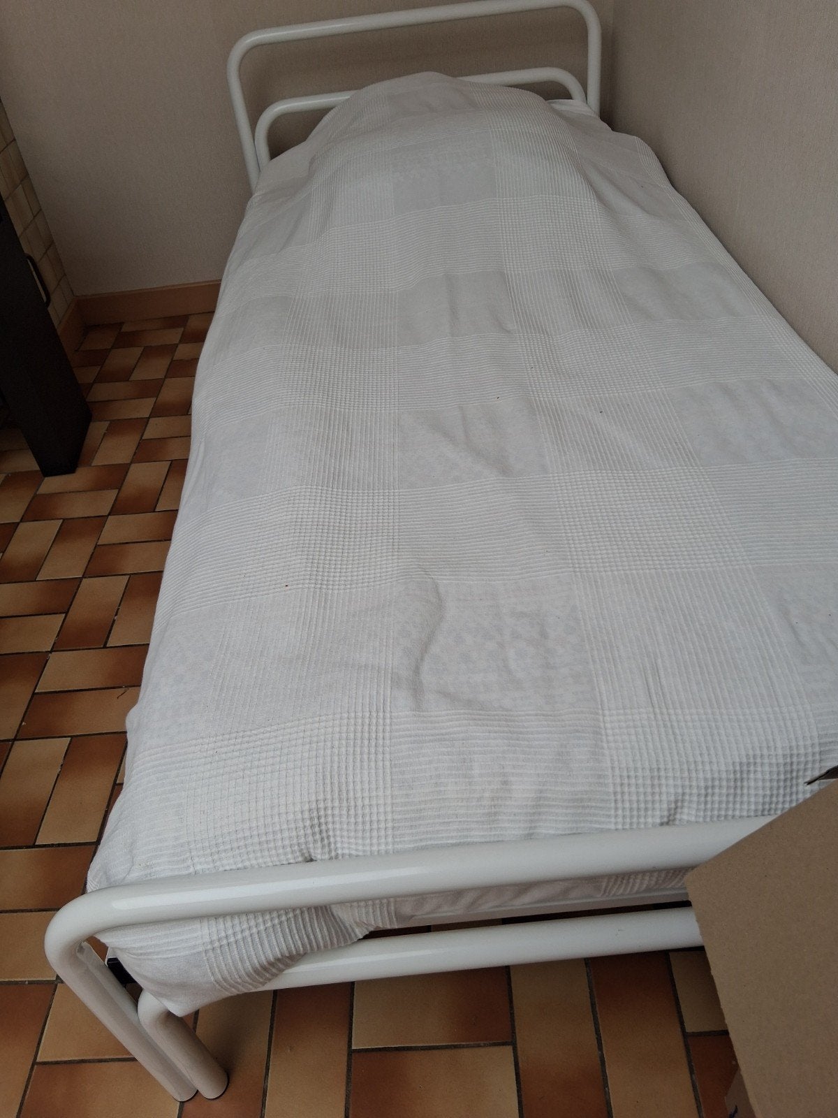 bed , wit , 1 persoon  , maat l.2,10 ,b 0.90, Ophalen, Wit