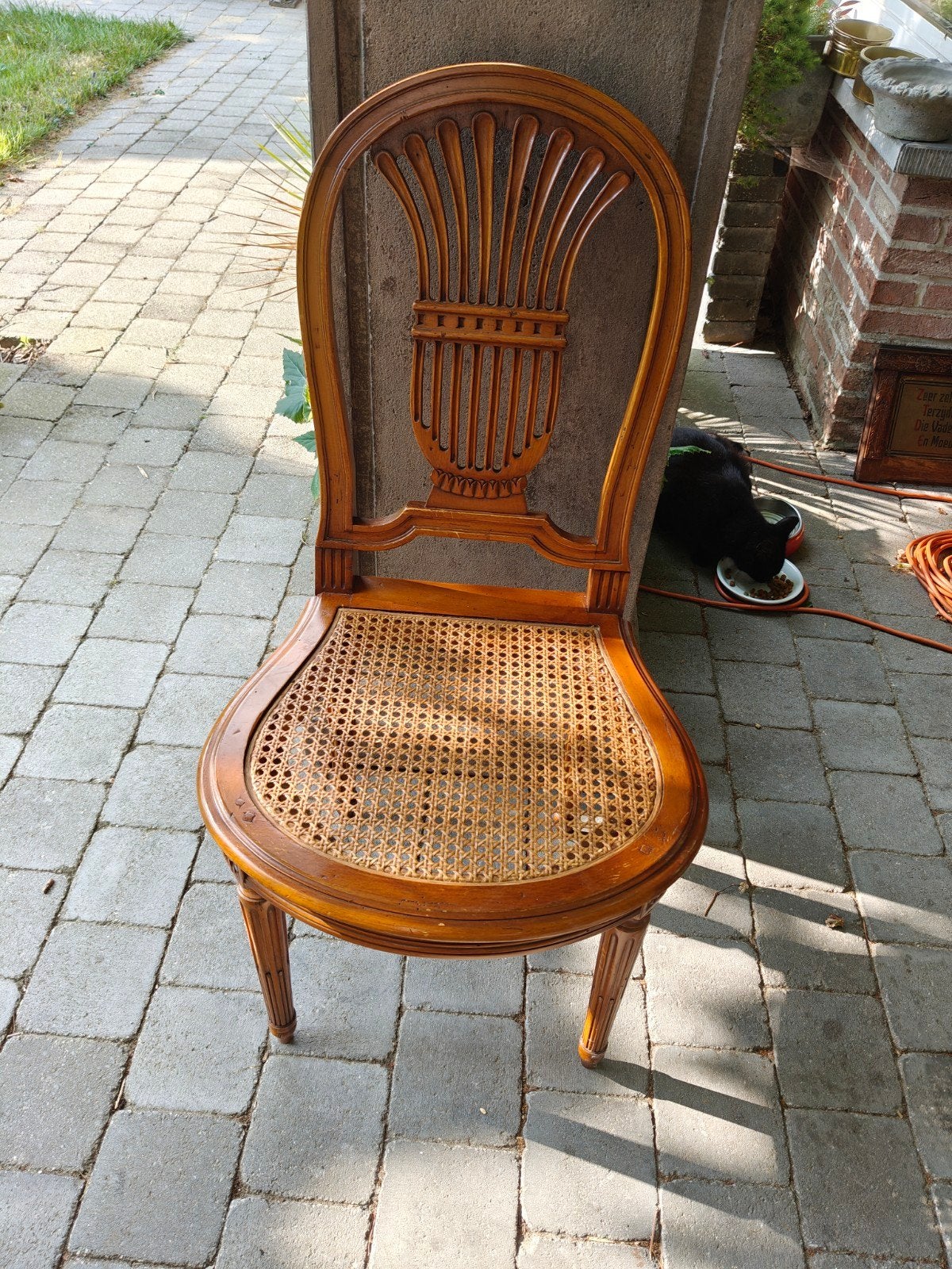 Eetkamer stoelen uitgesneden fruithout 3 stuks, Ophalen