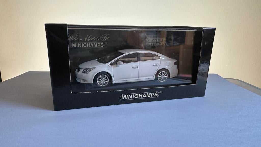 Minichamps Toyota Avensis 2009 blanche neuve code 3  1/43, Enlèvement ou Envoi, Neuf, Voiture, MiniChamps