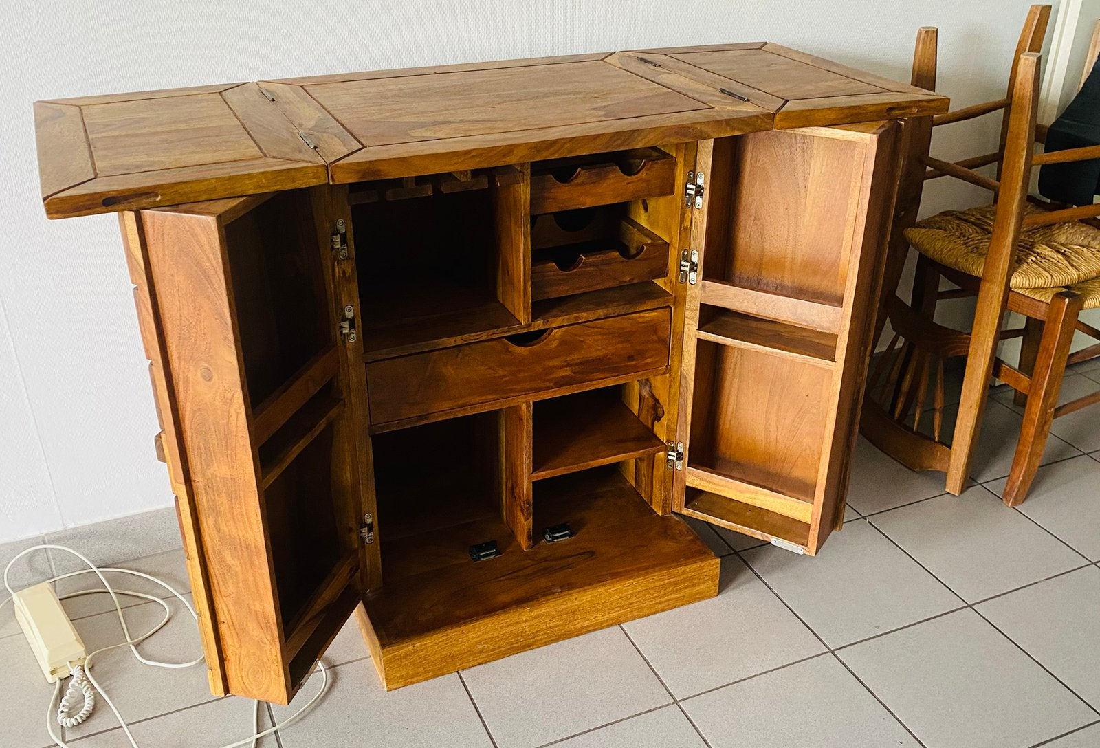 Meuble/ bar en bois massif exotique, Enlèvement, Comme neuf