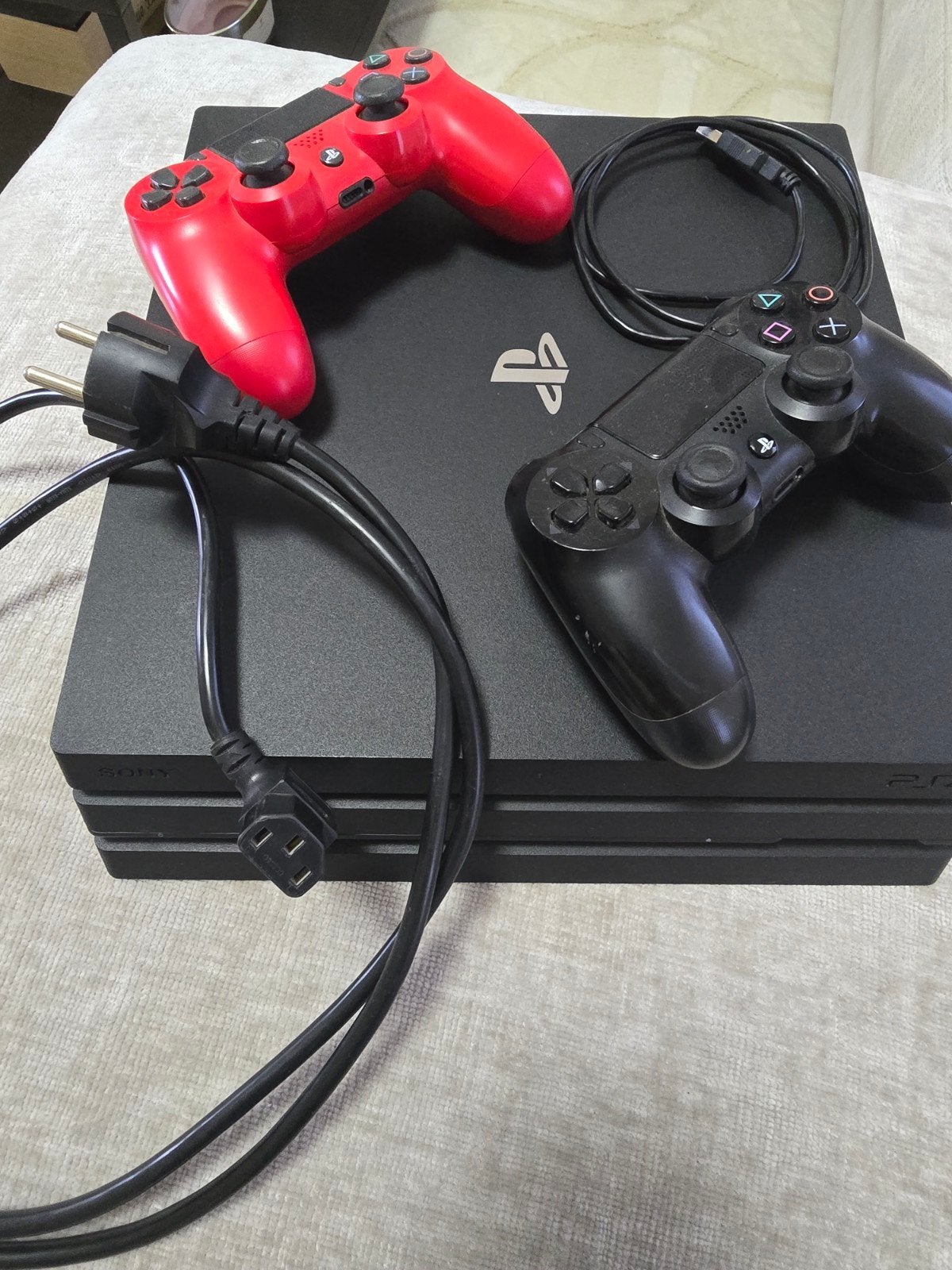 PS4 Pro 1 To + 2 manettes – Très bon état, Consoles de jeu & Jeux vidéo, Enlèvement ou Envoi, Utilisé, 1 TB, Pro