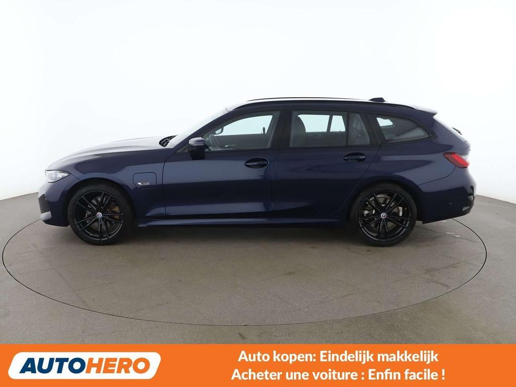 BMW 3 Serie 330 330e xDrive M Sport (bj 2022, automaat), Auto's, BMW, Automaat, Blauw, Alcantara, Hybride Elektrisch/Benzine
