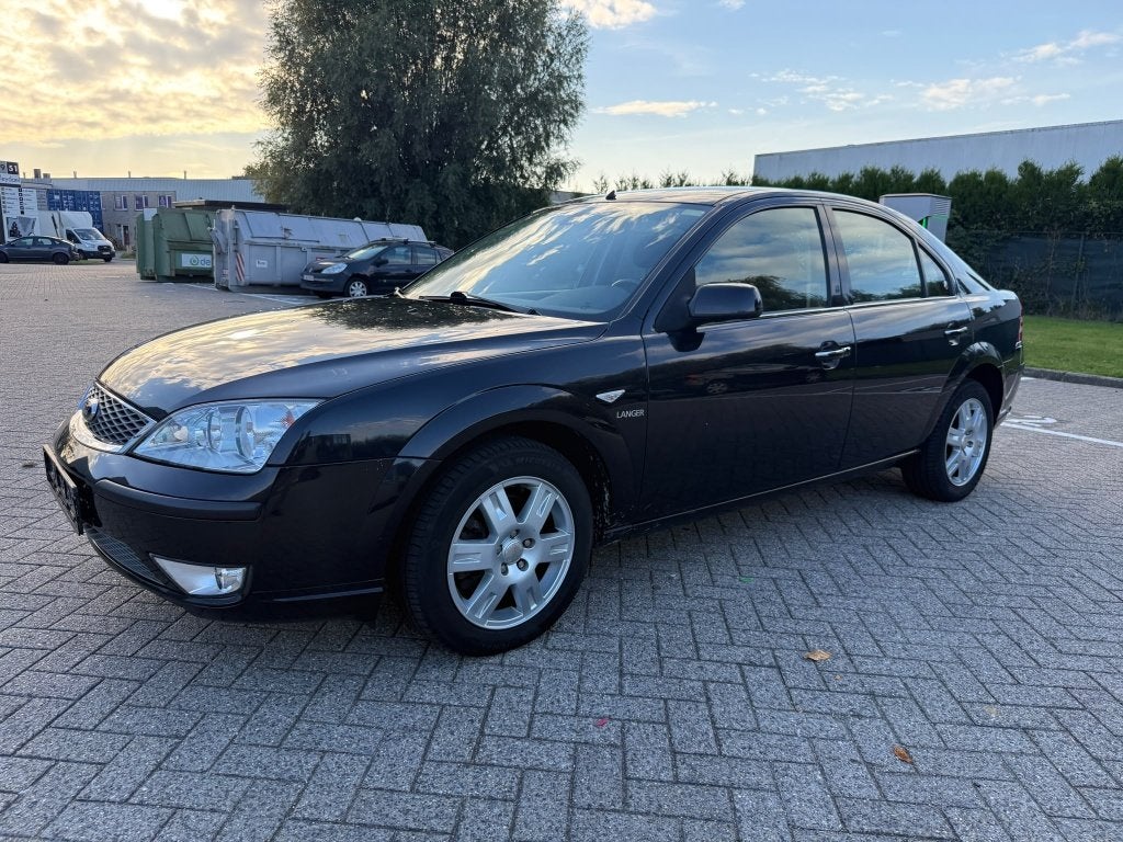 Ford Mondeo Ghia 1.8 benzine BJ 2005 144000 km goede staat, Stof, Zwart, 4 cilinders, Mondeo