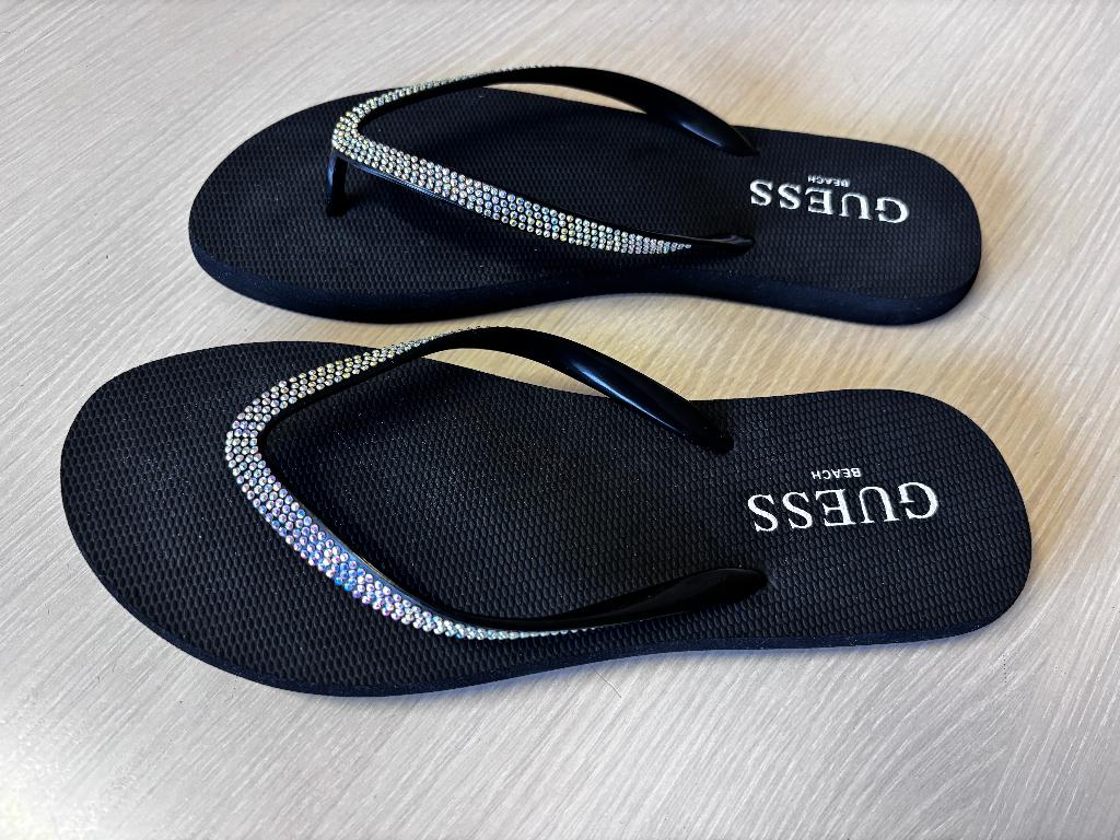 Guess Nieuwe zwarte teenslippers met steentjes 39/40, Kleding | Dames, Schoenen, Slippers, Guess, Zwart, Nieuw