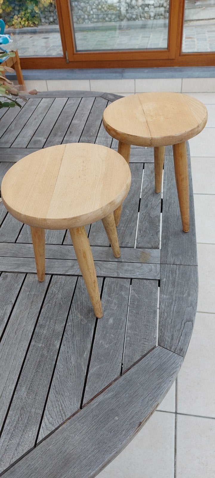 2 houten 3-pootkrukjes, 25 €/stuk, Huis en Inrichting, Ophalen, Gebruikt