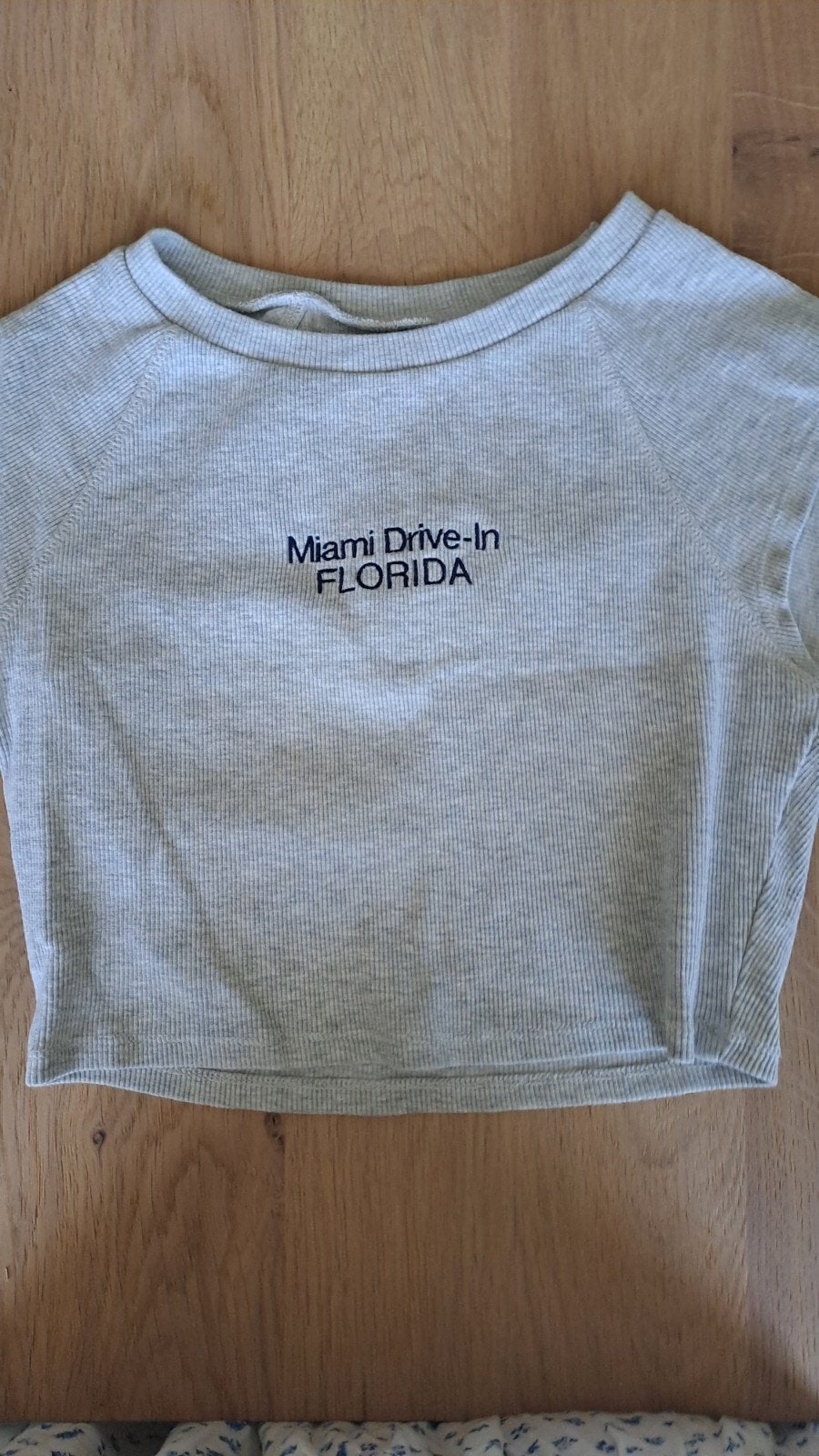joli croptop, Enfants & Bébés, Vêtements enfant | Taille 128, Enlèvement ou Envoi, Chemise ou À manches longues, Comme neuf, Zara