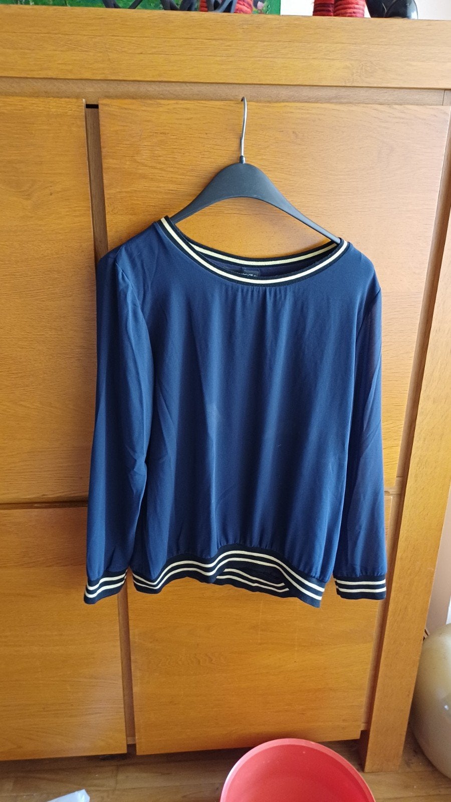 Mooie donkerrblauwe blouse met lichte goudaccenten aan rande, Enlèvement ou Envoi