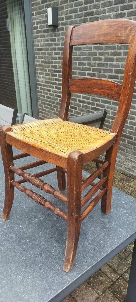 Klassieke houten boerenstoel (kerkstoel) met biezen zitting, Ophalen