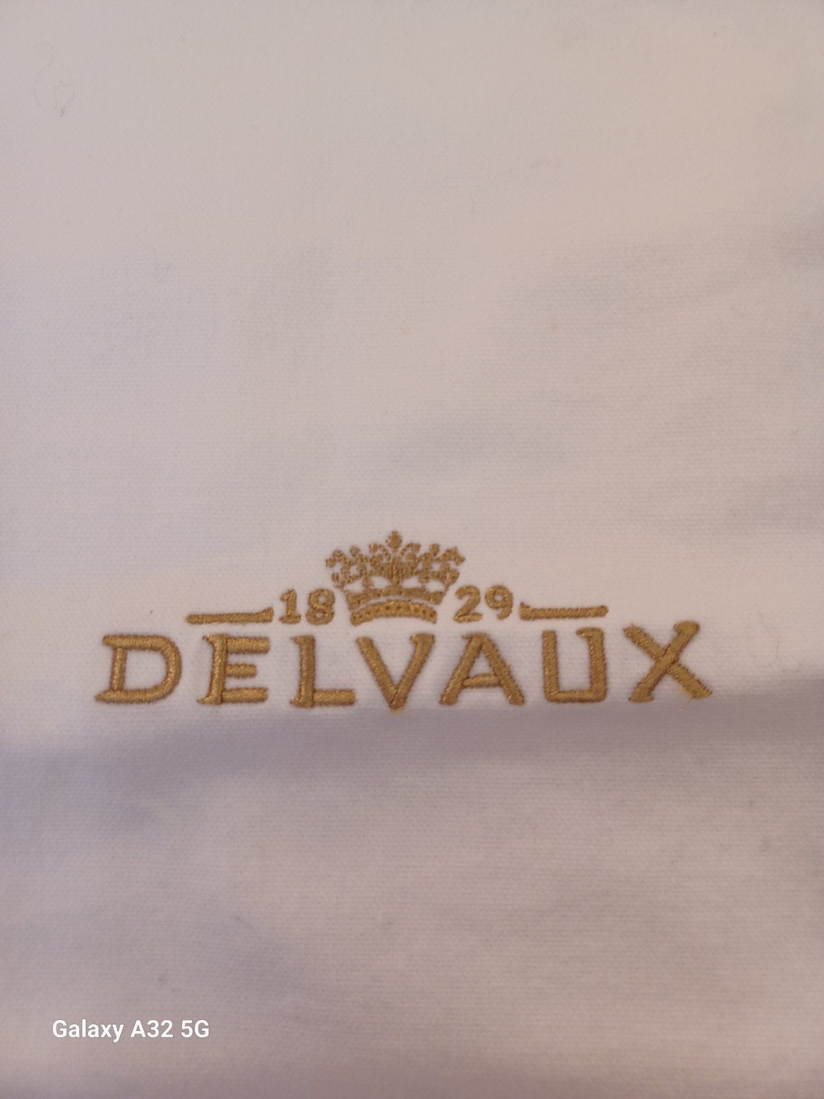 DELVAUX Housse pour sac brodée dorée, Envoi