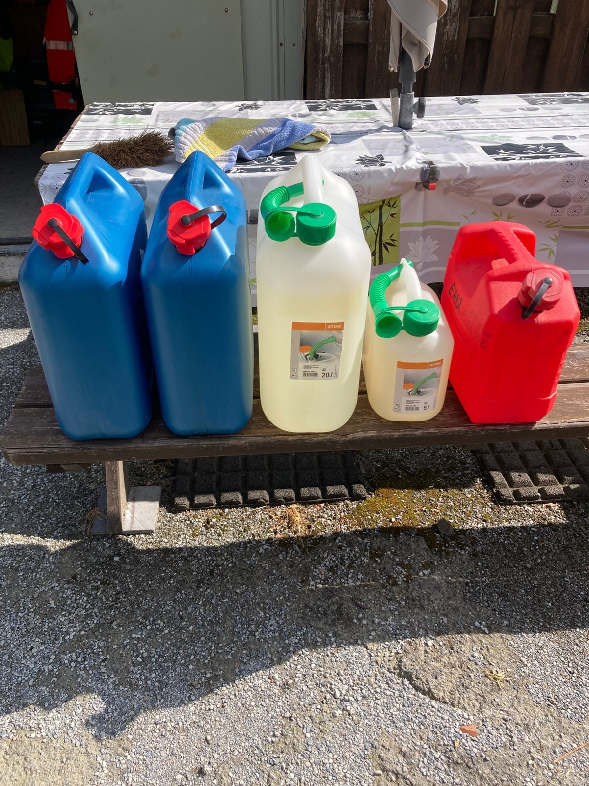 4 bidons essence servi 1 fois plus 1 autre, Enlèvement