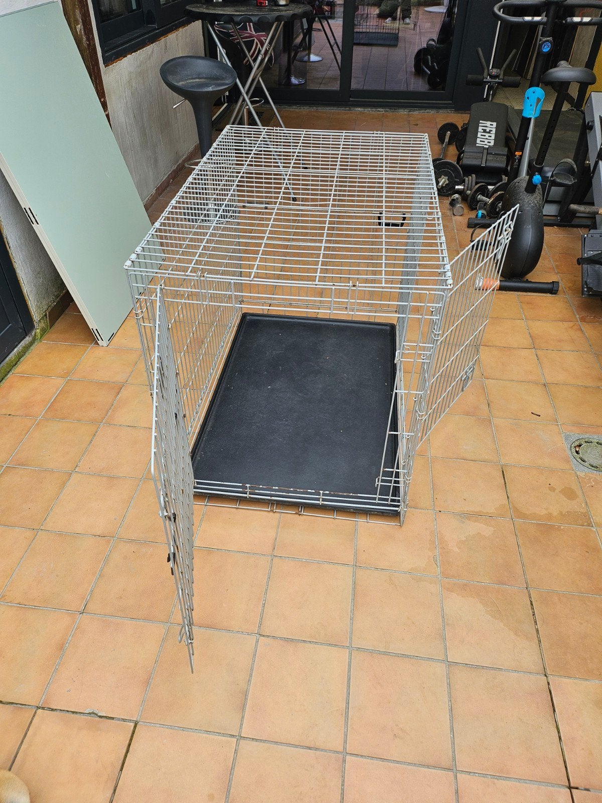 Grande cage pour chien, Enlèvement