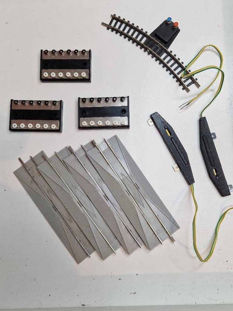 Minitrix Lot de Rails, Moteurs Aiguillages & Raccords Câbles, Analogique, Enlèvement ou Envoi, Trix, Rails